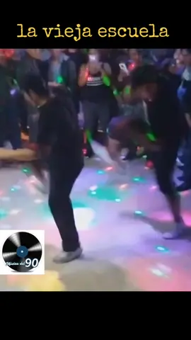 baile vieja escuela #elchombo #cuentosdelacripta #laviejaescuela #90s #baile #oldschool #millenial #dance