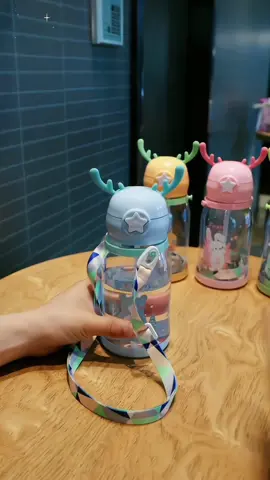 Children's straw water cup, high quality, safe and hygienic, easy to carry when going out#childrenwatercup #watercup #sippycup #cartoon #goodshare #fyp 
