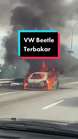 Volkswagen Beetle Terbakar @ NKVE Highway 17 August 2023  #volkswagen #terbakar #nkve #nkvehighway #usj #beetle #malaysia #volkswagenbeetle🚘 #fire #jammed #fyp #highway #car #tiktok #burningcar 
