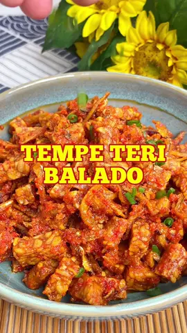 TEMPE TERI BALADO 🔥 makanan favourite gua!! Kalo udah makan ini itu kaya ga perlu lauk apa apa lagi! 🔽RESEP🔽  TEMPE TERI BALADO BAHAN: 1 papan besar tempe 100 gr teri asin belah, rendam air hangat 1 sdt flat kaldu ayam bubuk 2 sdt gula 1 sdt penyedap BUMBU HALUS: wajib sampe halus 25 buah cabe merah keriting 12 buah bawang merah 5 buah bawang putih 100 ml minyak #serunyakuliner #olahantempe 