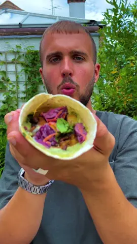 who’s tried PESTO HUMMUS - in a shiitake mushroom wrap 🤤 full recipe in my bio #pesto #hummus #takeadip #sauce #dip #pestohummus 