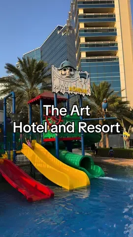 شوفوا معاي هالمنتجع 😍🏖️❤️الرهيب في البحرين  تخيلوا تقدرون تدخلون و تستمتعون بهالمسابح و الشاطيء 🏖️😎🏝️  بدون ما تكونوا ساكنين في الفندق راح احط لكم اسعار الدخول اخر المقطع  و اذا سكنتوا في الفندق راح يكون الدخول مجاني 😉👌🏼❤️ عندهم اربع مسابح بالاضافة لعدة انشطة بحريه  و عجبني انه في جزر امواج و يعتبر قريب من سوق البراحه و مجمع التنين الصيني و المجمع التايلندي و على فكره قريب منه مجمع مطاعم و مقاهي جديد في امواج اسمه امواج درايف راح اصوره لكم و اضيفه في مقطع ثاني و عندهم عدة انشطة بحريه 😁☀️🌊🏄‍♂️🚤❤️ اللي منها البنانا و الجي تي سكي و القوارب و البوت و غيرها بالاضافة  لعدة مطاعم  المنتجع اسمه فندق و منتجع ذا ارت في جزر امواج في البحرين