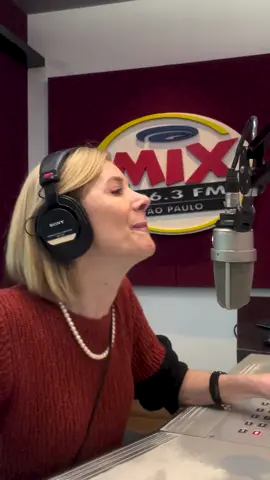 Mais um pouco do que rola nos #BastidoresDaMix! Vem ver o que acontece por trás do rádio! #bastidores #radiomix #radio #broadcast #musica #streaming #locucao #locutora #aovivo