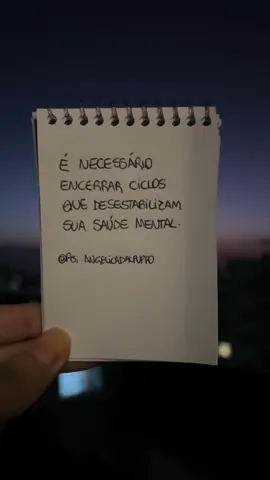 É necessário encerrar ciclos que desestabilizam a sua saude mental. #saudemental #saudementalimporta #psicologia #psicanalise #frases #frasestiktok #frasedanoite #fouryoupage 