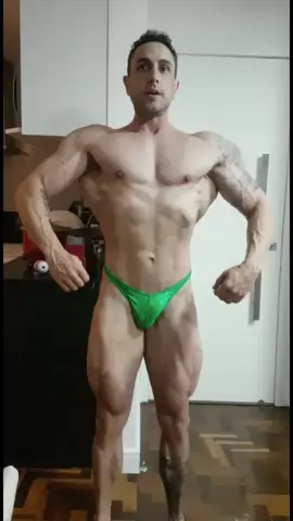 ADM treinando poses. Natty or not?