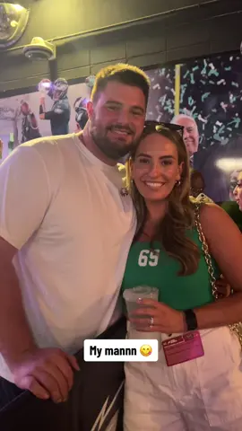 Two of my favroite things about season starting: 1 - I get to watch my husband play the sport he loves 2 - pre game smooches 🦅💚 #philadelphiaeagles #nflwife #gobirds #myman 