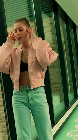 💥 OUT NOW - Hotelzimmerboden 💥 Das Musikvideo gibt’s auf YT: Jamie Roseanne 🎬 👉 Link auf meinem Profil 🔗 In diesem Song habe ich meine ganz persönliche Geschichte verarbeitet, weshalb es für mich auch etwas sehr besonderes ist, dieses Lied mit euch zu teilen. Ich hoffe, dass es vielen Menschen da draußen zeigen darf, dass sie mit ihren Gefühlen und ihrer Situation nicht alleine sind. Streamt das Lied gerne auf Dauerschleife, teilt es in euren Storys und sagt mir, wie ihr ihn findet. Bin gespannt auf eure Reaktionen 🙏 #musikvideo #germanrap #deutschrap 