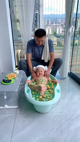 吃着水果泡着澡，享受着顶级按摩，真是愉快又惬意的一天呀😄 #爸爸带娃 #享受生活 #萌娃