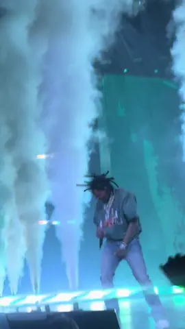 My shorty gone always show his city love. 🤭🔥 so much footage. don’t play about this one.  #lildurk #otf #chicago #unitedcenter #fyp #foryou #xyzcba #concerts 