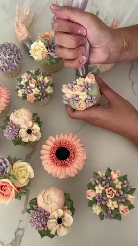 𝔼𝕕𝕚𝕓𝕝𝕖 𝕒𝕣𝕥🧁 Cupcakes each individually hand piped in buttercream 😍 If you'd like to know my recipe and method head over to kerrysbouqcakes.co.uk/online-tutorials or click the link in my bio 🥰 #edibleart  #buttercream  #cakelove  #cakeart  #cupcakeinspo  #cupcakeartist  #friyay  #friday  #learningwithkerry  #cupcakeslovers  #cupcakegoals  #cakeworld  #floralpiping  #inspiredbynature 