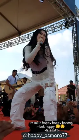 pelan pelan mbak Happy🙌🙌 ....  mbak happy pargoy kok jadi inget lagu nya mbak dike Iki. . yawes pake aja sound nya😆.. ijin ya akak @Happy Asmara  #happyasmara #pashati #Serunya17an #pama #kalimantan #ikandalamkolam #dikesabrina #arlida #fyp 