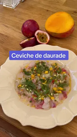 Babe veut un ceviche 🐟🥭🌶 Ingrédients (Pour 2 personnes) : - 2 filets de dorades - 1 oignon rouge - 1 piment - 1 morceau de gingembre - 1 branche de citronnelle - 1/2 mangue - 1 fruit de la passion - 1 combawa - 1 petit bouquet d’aneth - Quelques branches de ciboulette - 1 petit bouquet de coriandre - 5 citrons verts - Huile d’olive - Sel & poivre Recette : - Enlever la peau et les arrêtes de la dorade. - Découper de fine tranche. Un peu plus gros que pour un carpaccio. - Répartir les morceaux de poisson sur une assiette. - Placer l’assiette au frais. - Emincer l’oignon, le piment, le gingembre, la citronnelle, la mangue, l’aneth, la ciboulette et la coriandre. - Placer le tout dans un cul de poule. - Ajouter le fruit de la passion. - Râper un peu de combawa. - Presser les 5 citrons verts. - Ajouter huile d’olive, sel et poivre. - Mélanger. - Ajouter la sauce sur votre poisson généreusement. Le jus de citron doit cuire le poisson. - Laisser mariné 5 - 6 minutes. 10 - 12 si tu n’es pas trop fan du poisson cru. - Déguster tout de suite ! #food #asmr #ceviche #peruvianfood #tiradito #fish #dorade #Recipe #FoodTok #foodtiktok #cooking #Foodie #fyp #letsdosomecooking #homecooking #daterecipe #foodporn #yummy #homemade #asmrfood #viraltiktok