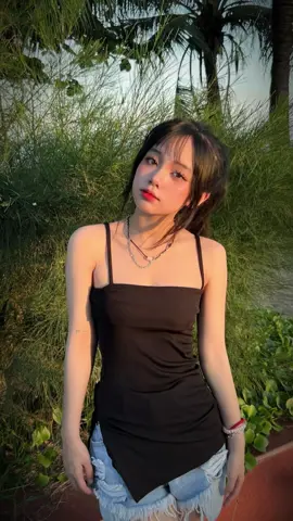 Phía sau lưng anh kìa