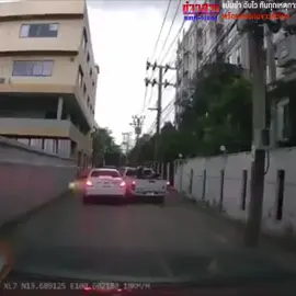 เฮ้อ แอดหมดคำพูดแล้วนะ พ่อน้องออนิว เคสนี้มีแฟนเพจฝากมา ไปเบียดรถเบ็นซ์เขาอีก ขับหนีเฉย เหตุเกิดที่ ซอย.สุขุมวิท 62/1 วันที่ 17 สิงหาคม ตอน 17.27 ครับ #พ่อน้องออนิว 