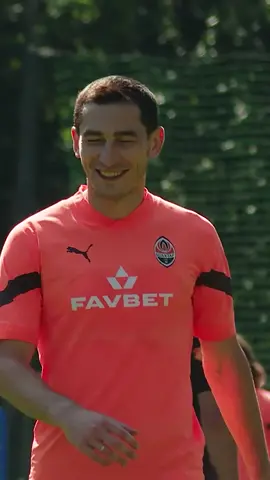 🧡 Тарас Степаненко повернувся і провів тренування в загальній групі! ⚒ 😍 Раді бачити, Капітане! #Шахтар #Shakhtar #Україна #Ukraine #футбол #football #команда #team #Степаненко #Stepanenko #УПЛ #UPL #ПремьерЛига #PremierLeague #legend #captain #легенда #капітан 