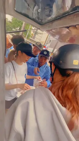 Hoan hỷ ngày phát cơm từ thiện tại bệnh viện Chợ Rẫy 🤝🥰 #huongbupbe #tìnhyêuhoagió #nhanvatchinh #xuhướng #nhạchaymỗingày #thiệnnguyện #từthiện 