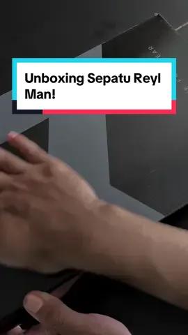 Unboxing Sepatu Reyl Man! Sepatu ini Materialnya Premium Synthetic Leather dan Suede Premium. Outsole yang modern futuristik dan tebal, bisa bikin lo jadi tampil lebih trendy dan lo bakalan jadi terlihat lebih tinggi.  Dijamin lo bakalan tampil lebih modis, exlusive dan up to date. Udah Royal Full Black, Mau ngeunboxing sepatu mana lagi man?! #reylman #reylmanforrealman #Unboxing #sepatupria #sepatucowok #sneakers #sepatukeren #sepatucasual #belisepatu #belanjasepatu #lokalbrand #Penambahtinggi #jaditinggi #tampiluptodate #outfit 
