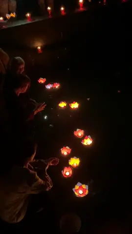 Đêm đêm con thắp đèn trời cầu cho cha mẹ suốt đời bình an “cầu mong những người mà con yêu thương luôn bình an và hạnh phúc” #❤️❤️ #CapCut #capcut_edit #LearnOnTikTok #xuhuong2023 #xuhuong2023tiktok🖤 #fyp #fypシ #fypシ゚viral🖤tiktok #traidanang #43danang #đà_nẵng #lênxuhướng🖤 #tiktokgiaitri #xuhuongtiktok2023_fl_tym #trend #trending #sttstory #tâmtrạng #sad #tháng7côhồn #thayloimuonnoi #phậtgiáo #phậttạitâm #phậtphápnhiệmmầu #thảdenhoadang #vulanbaohieu @Vịt 🦆Mẹ @cẩm Vân 
