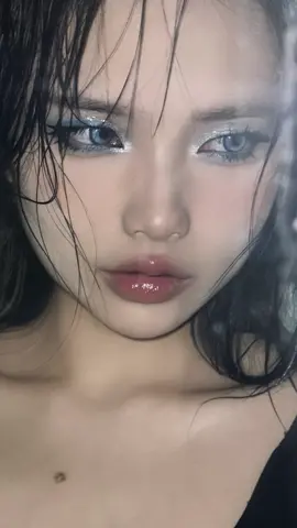 Xịt khoá nền đúng cách để không bị vỡ, mốc nền #tomiemagical #GocLamDep #LearnOnTikTok #Pramy #xịtcốđịnhlớptrangđiểm #lockinyourbeauty 