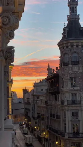 Buenos dias Madrid 🇪🇸 @Four Seasons Hotels  #madrid #espagne #hotel #fourseasons #sunrise #sunrisemusic #sunriselovers #sky #city #nature #sun #colors #luxuryhotel #holiday #travel #traveltiktok 