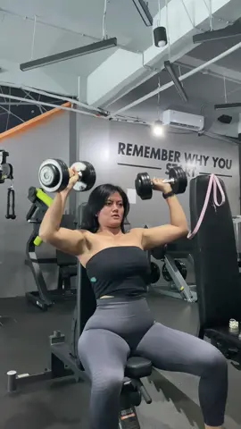 Akhiri latihan minggu ini dgn latihan shoulder 🔥(suka pgn nangis kalau udh lateral raise drop set pgn buru2 pulang bawaannya)  #shoulderworkout #lateralraise #gymwomen #gymmotivation 