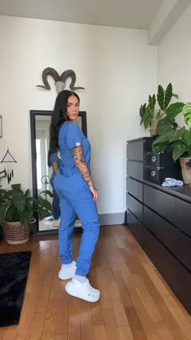 Et en plus le bleu me va mieux au teint que le blanc 😌 Les tenues viennent du site aelin.fr #pov #soignantnuit #infirmieredenuit #infirmiere #nurseoftiktok #infirmiereinterimaire #tenueinfirmière 