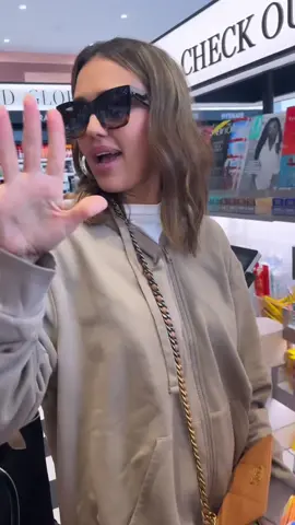 I like all the #snacks I can get - mind yoooo business! 😂 #NYC ➡️ #ATL - our last stop on the @Honest Renovations press tour ✌🏽