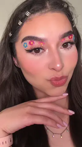omg we are immediately doing this! these qtip eyeshadow flowers are no effort and have the cutest outcome! 🌸✨🌼 @dreeglams using our PRO10 Havana Club eyeshadow palette and Sparkle Liner  #qtipeyeshadow #flowereyeshadow #makeuphacks #easyeyeshadow #easyeyemakeup #qtiphack #creativemakeup