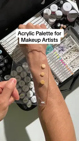 Makeup artist tip on why you should use an Acrylic Palette. #artistkitcompany #makeupkitessentials #makeupkitorganization #makeupacrylicpalette 