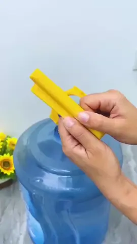 Confira Alça Pegador Carregador Garra de Galão Garrafão Gancho de Água Mineral Resistente  Encontre na Shopee agora! https://shope.ee/fxBu5b3Mu?share_channel_code=1