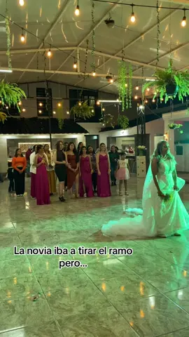 Sorpresa! Pedida de mano en la boda de mi amiga 💍 Ella dijo que si! #pedidademano #compromiso #lanzamientoderamo #wedding #weddingvibes #boda #bodamexico #shesaidyes #storytime #jalisco #mexico #siempreespectadoranuncaprotagonista 