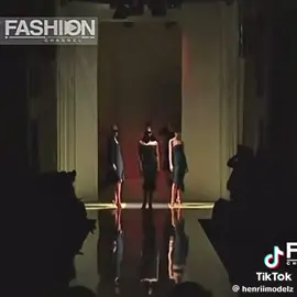 Naomi Campbell opening Versace Ss show, 1997 #naomicampbell #90s #versace #Runway #catwalk  #model #modeling