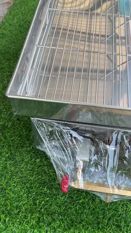 พร้อมส่งมือ1🔥เตานึ่งไส้กรอกในตำนานแบบใช้แก๊สขนาดเตาแก๊สนึ่งสโม๊กกี้ไบท์ในตำนานฮิตมากเป็นเตาแก๊สในตัวครบชุด ———— สินค้ามือ 1 มีประกันหัวแก๊ส วาวแก๊ส 1 ปี  มีหัวแก๊ส 2 ท่อในตัว มีช่องเปิดจุดแก๊ส ได้สะดวก  ✅มือ 1 ✅เตาแก๊สนึ่งสโม๊กกี้ไบท์ในตำนานฮิตมาก ขายดี มาแรงสุดๆ ในตอนนี้ ใช้แก๊ส  ✅ขนาด 43x83 cm  ✅ขนาด 43x63 cm  🌈เตากับน็อตขายึดถาด  22” x 14”  🌈ถาดนึ่ง + ตะแกรงรุ่นเก่า แถมฟรี ตัวยกตะแกรง  43x63 cm  🌈ถาดนึ่ง + ตะแกรง 🆕รุ่นใหม่ ตะแกรงยกสูง 43x63 cm  🌈ถาดนึ่ง + ตะแกรง 🆕รุ่นใหม่ ตะแกรงยกสูง 43x83 cm  สามารถ นึ่งไส้กรอกได้รอบละ 4-5 กก. ต่อรอบ ลักษณะการนึ่งให้ความร้อนเตาหนึ่งไส้กรอก สามารถปรับระดับไฟได้ ด้วยหัวแก๊ส 2 ท่อ  ใช้สำหรับ หัวแก๊สแรงดันต่ำ  น้ำหนักเตา 2 กิโลกรัม  ❤️มีเตาแก๊สในตัวแบบ 2 ท่อ  ❤️มีช่องเปิดสำหรับจุดแก๊ส  ❤️เตานึ่งสโม้กกี้ไบท์ใช้ระบบแก๊ส  ❤️น้ำหนักเบาเคลื่อนย้ายง่าย  ❤️เหมาะแก่การขายกลางแจ้ง  ❤️เคลื่อนย้ายสะดวก  ❤️ทำความสะอาดง่าย  ❤️หม้อสแตนเลสถอด ยกล้าง ทำความสะอาดได้สะดวก  ❤️ดูแลรักษาง่ายคุณภาพฟู้สเกรด  ❤️สินค้ารับประกันเตา 7 วันมีปัญหา เปลี่ยนได้  ❤️ประกันกวาวแก๊ส 1 ปี  ❤️มีบริการซ่อมฟรี ดูแลดีตลอดชีพ ตลอดการใช้งาน  ❌ หมุนไม่ได้ไม่มีแกนหมุน เป็นแบบนึ่ง มีตะแกรงด้านบน  ❌ไม่มีแกนหมุน  กรุณาอ่านรายละเอียดก่อนสั่งซื้อ ดูรูปและรายละเอียดให้ชัดเจนก่อนสั่งซื้อ  ราคาดี ราคานี้ 3900 บาท  เฉพาะเดือนนี้เท่านั้น  🌈อุปกรณ์ในชุด 🌈 ✅เตาแก๊ส 2 ท่อ  1 ตัว  ✅หม้อนึ่งสแตนเลสสี่เหลี่ยมขนาด 43x60 cm  1 ใบ  ✅ตะแกรงนึ่งไส้กรอกสำหรับวางไส้กรอกตอนนึ่ง  1 ชิ้น ✅น๊อตล็อก ถาด 4 ตัว  🌈เตามีปัญหาเปลี่ยนใหม่ ภายใน 7 วัน  🌈การรับประกันหัวทองแดงต่อแก๊ส 1 ปี  🌈ปรึกษาซ่อมฟรีตลอดการใช้งาน  #เตานึ่งไส้กรอกในตำนาน  #เตาแก๊สทำไส้กรอก  #เตานึ่งสโม้กกี้ไบท์ ได้ครบเซ็ท เตาและถาดตะแกรงนึ่ง เตานึ่งไส้กรอกในตำนานแบบใช้แก๊ส ดังมากในตอนนี้ ขนาด43cmx83cm รอเตาสั่งทำ 1-2 วันนะคะ  