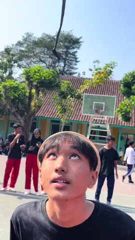 sang juaraaa 🤟😎 #capcut #fyp #fypシ #foryoupage #class #classroom #classmates #17agustus #kemerdekaan #harikemeredekaan #lomba #lomba17agustus #empukjeru #kugeru 