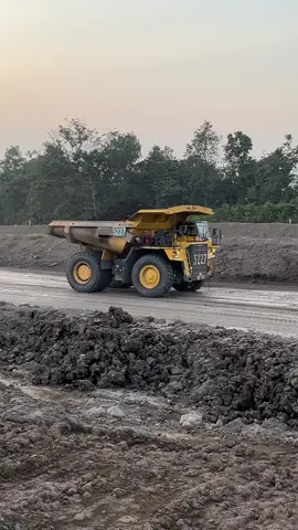 daripada aku yang jatuh karna mengejar langit, lebih baik aku berbaring sambil menatap keindahnya#CapCut #tambangbatubara #bukitasamtanjungenim #pamapersadanusantara 