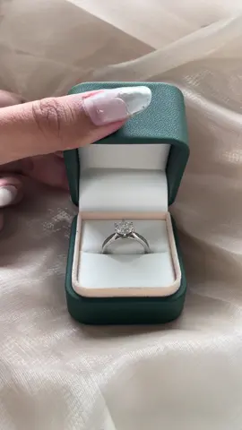 #QueenouJewelry #trendingjewellery #moissaniteengagementring 