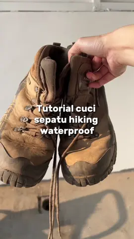 Replying to @🍕 3 tahun, baru di cuci 4x wqwq. Siapa disini yang jarang cuci sepatu juga? 🤚 