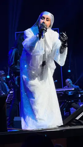 Awsome performance by the queen! Sembilu #jilidakhirellaputerikotasg #jilidakhirputerikotaella35 #jilidakhirellaputerikota #peaceloverindu @Ella Aminuddin 