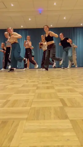 🎵Watch me, daaaaance….. 🎵 Dc: @Chris Fandrey [krissfan3]  Mit sehr viel Spaß und einem riesigen Ohrwurm haben diese Tänzer von  Rise Up für ihr Team an der #sdfsummerchallenge teilgenommen. Vielen Dank an die @StreetDanceFactory für diese Möglichkeit. 😃 Jetzt heißt es Daumen drücken 🎉 #dance #hiphop #sdfsummerchallenge #dancechallenge #streetdancefactory #riseup #teamriseup #watchmedance #wismar #tanzeninwismar #tanzschulewollgast #crew #crewlove #dancethenightaway #dualipa #tanzenverbindet #letsgo 