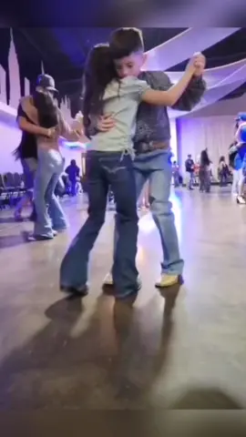 What a lovely pair of children.#fyp#foryou#foryoupage# Street shot # What a cute couple of kids # Cute # Dancing