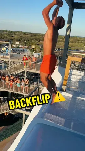 Casual jump 😂 #extremesport #waterpark #waterjump #viralclip #athlete #frenzywaterpark #frenzypalace #torreilles #gainer 