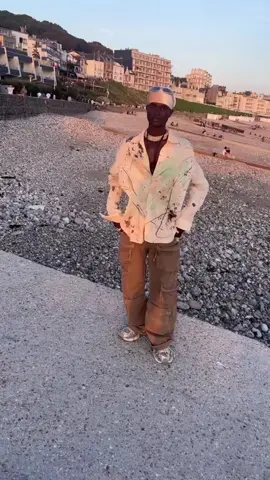 #fashion #mannequin #modèle  #LeHavre journée incroyable au Havre avec mon ami ! Balade à la plage, visite de l'Hôtel de Ville et du doc. Des instants inoubliables ! #lehavre #bellejournéeavec  mon sens du style, je peux aider les gens à s'habiller au top ! #FashionAdvice #styletipstm 