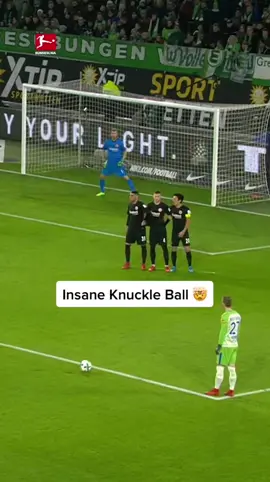That technique🤯 #bundesliga #freekickvids @VfL Wolfsburg 