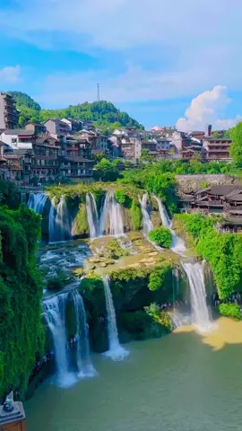 شلال جميل في قرية فورونج القديمة في مقاطعة هونان بوسط الصين، كنز مخفي في #الصين يستحق الزيارة . . 📍: Tianquan Inn Furong, Hunan, #China . . 🎥 IG: sunny_rung . . #foryoupage #fyp #اكسبلور #الشعب_الصيني_ماله_حل😂😂 #اكسبلورexplore #اكسبلورر #viral #trending #tiktoktravel #اكسبلورexplore❥🕊#video #foryou #foryoupage #fypシ 