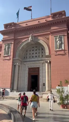 المتحف المصري هو أقدم متحف للآثار في العالم، وبيضم أكبر مجموعة من الآثار الفرعونية في أي متحف. تعالوا ناخد جولة في المكان العظيم ده.​ ​ Home to the largest collection of Pharaonic antiquities in the world, the Egyptian Museum is the oldest archaeological museum. Come with us on a tour of this incredible show of heritage #downtowncairoegypt 