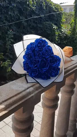 Mavi gül, mükemmel ve tamamlanmış sevgini göstərir.Həsrət ,özlem duyğusunu özündə birləşdirir,Deyilənə görə çətin xarakterli,əldə edilməsi ağır olan xanımlara hədiyyə olunur.Sevin ,sevilin💙 #solmayangül #hədiyyə #buketgül#gift  