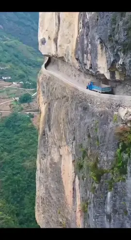 📍Túnel de Guoliang, Taihang - China 🇨🇳  O Túnel de Guoliang é uma estrada escavada à mão nas montanhas de Taihang, na China. Ele foi construído por moradores locais entre 1972 e 1977, com ferramentas simples. O túnel é conhecido por sua engenharia impressionante e por ser uma das estradas mais perigosas do mundo devido à sua estreiteza e condições precárias. Em 2001, foi construída uma estrada asfaltada ao lado do túnel para melhorar a acessibilidade à região. O Túnel de Guoliang se tornou uma atração turística devido à sua história única e à incrível paisagem que o rodeia. 🎥@insaatmuh_mimar #brasileirassemfronteiras #china #Guoliangtunnel #tunelguoliang #lugaresimcriveis #asia #brasileirosnachina 