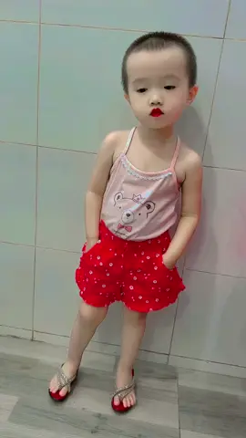 Điệu nhảnh rất chill của e bé áo hồng. Cưng quá luôn🥰