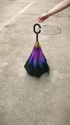 Reverse umbrella, suitable for getting on and off the car in rainy days #goodthing #viral #lifehacks #fyp #water 