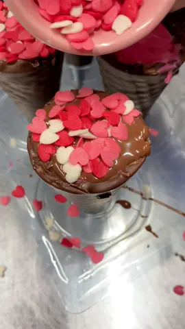 Mais uma produção de cones trufados por aqui, dessa vez é o sabor de sensacao 🤤 vem comigo para aprender! #conestrufados #conestrufadosgourmet #sensacao #dicasdeconfeitaria 